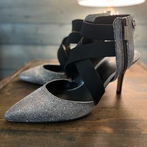 NWOT & Rare Size 9 Michael Michael Kors Meadow Mid Pump Silver